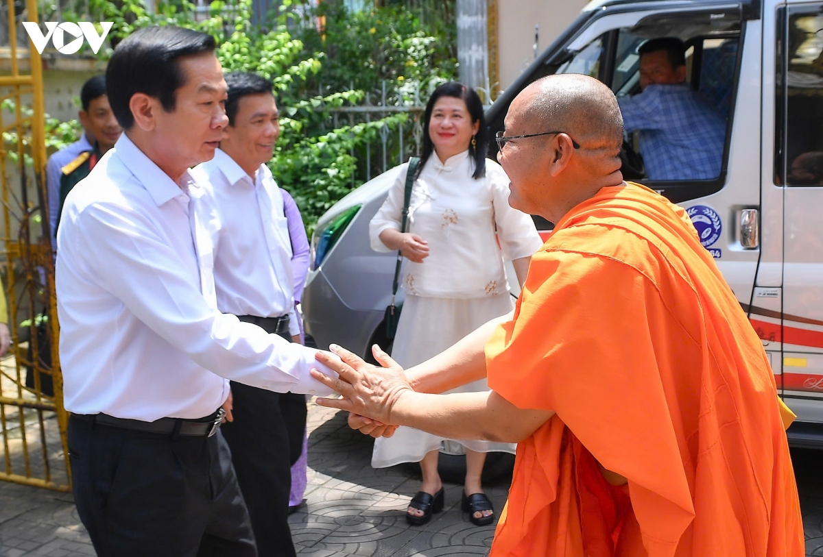 bi thu can tho tham, chuc mung dong bao khmer dip le sene dolta hinh anh 1