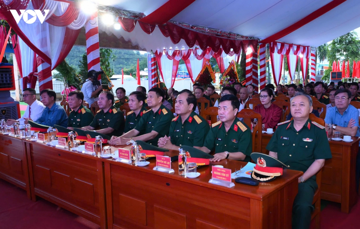 quan doi xay nha rong, lam den duong tang nhan dan bien gioi phia tay tinh gia lai hinh anh 1