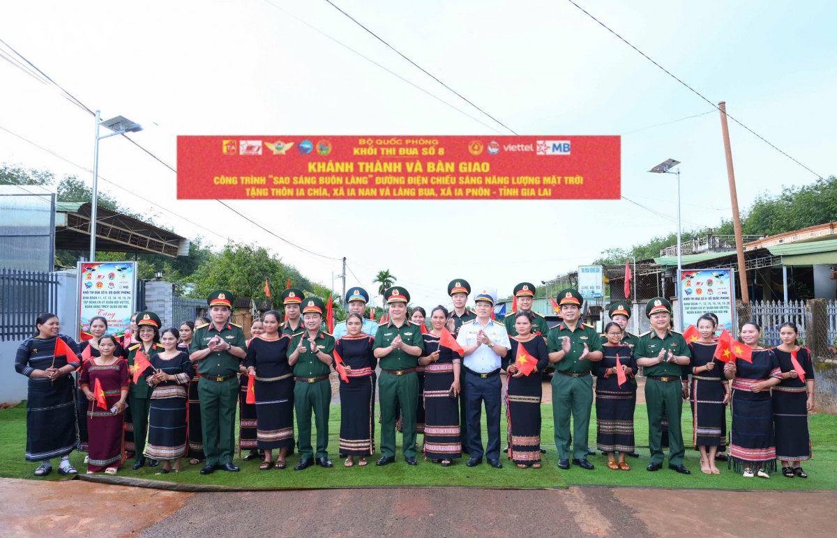quan doi xay nha rong, lam den duong tang nhan dan bien gioi phia tay tinh gia lai hinh anh 3
