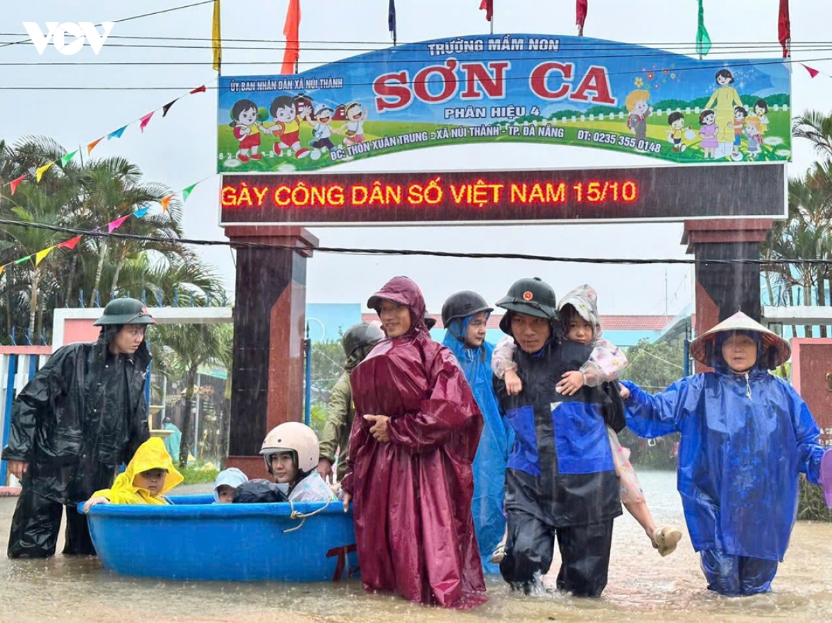 bo-doi-dua-hoc-sinh-o-truong-mam-non-son-ca-xa-nui-thanh-ve-nha-vi-mua-to-gay-ngap-cuc-bo.jpg