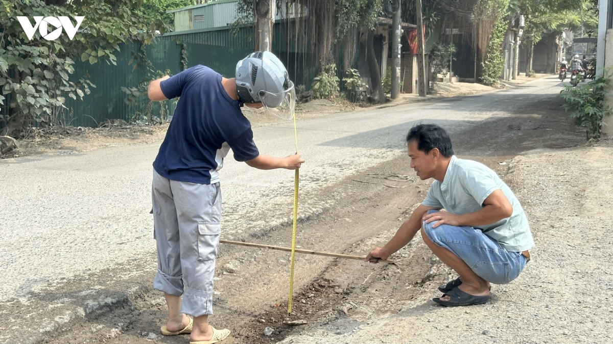 xe tai cho dat chay ram rap, bui phu kin duong hoang tang bi ha noi hinh anh 8