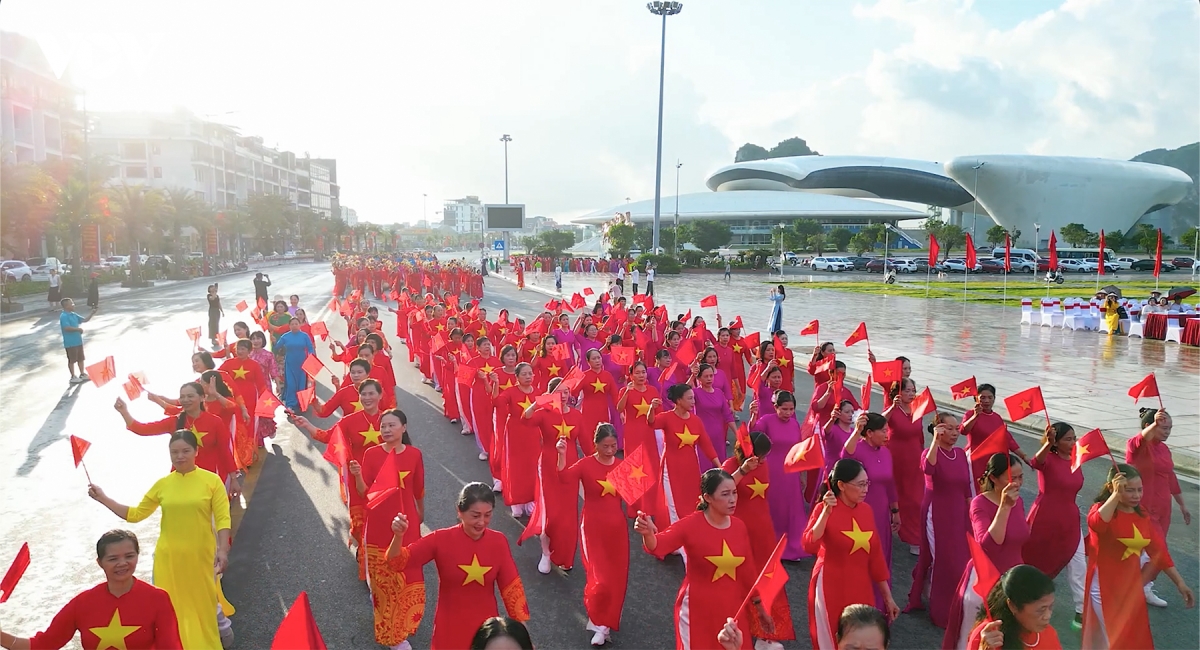 1.200 ta ao dai hoa nhip dan vu ben bo di san ha long hinh anh 2