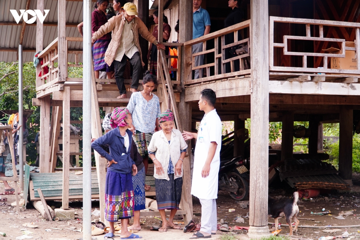 dan ngai di kham vi thieu thuoc, bac si ve tan ban de cham soc suc khoe cho ba con hinh anh 5