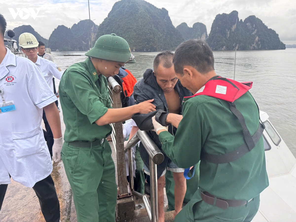 bo doi bien phong quang ninh cuu 6 thuyen vien roi xuong bien hinh anh 1