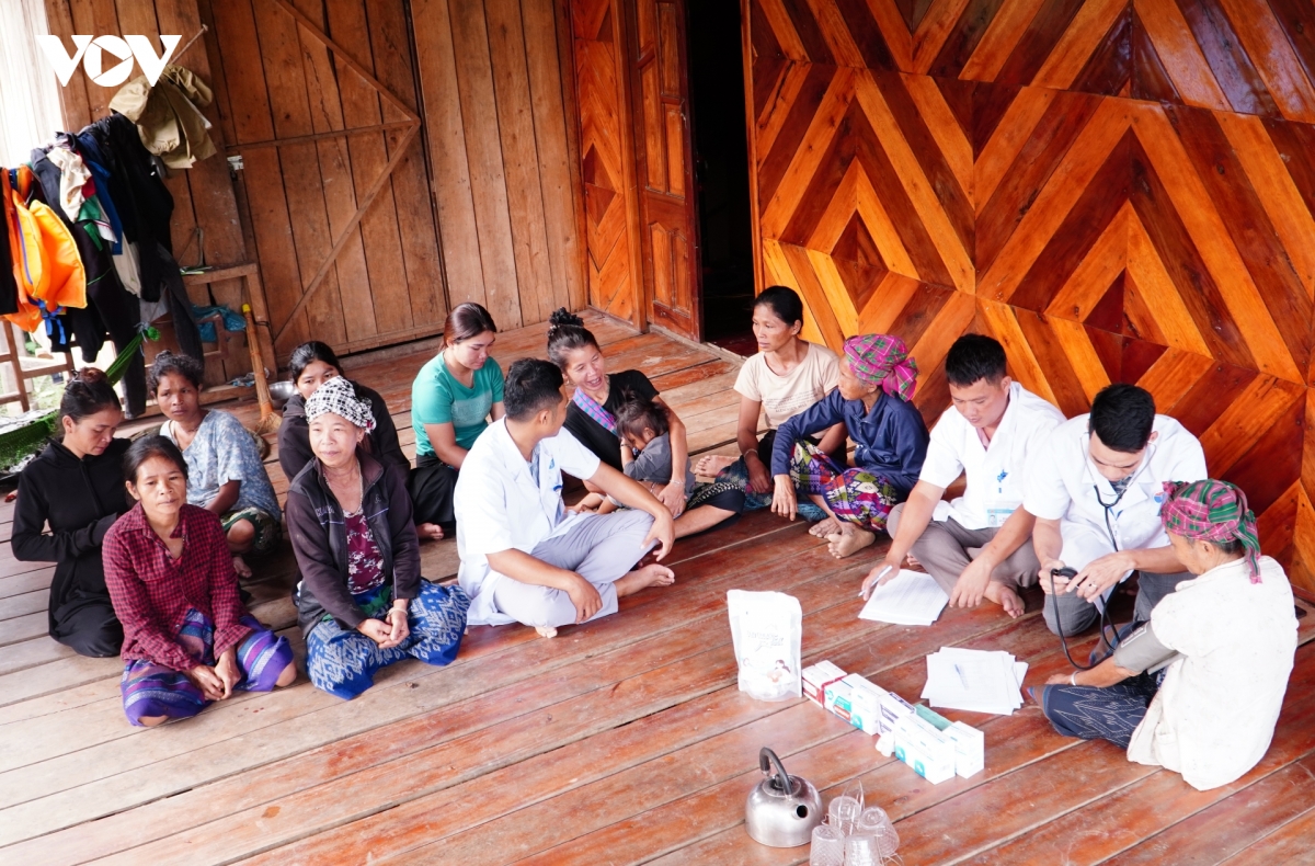 dan ngai di kham vi thieu thuoc, bac si ve tan ban de cham soc suc khoe cho ba con hinh anh 2