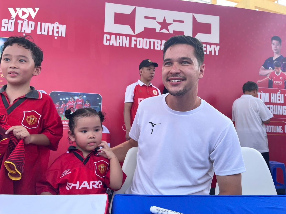 quang hai va nguyen filip du ngay hoi dac biet cua clb cahn hinh anh 12