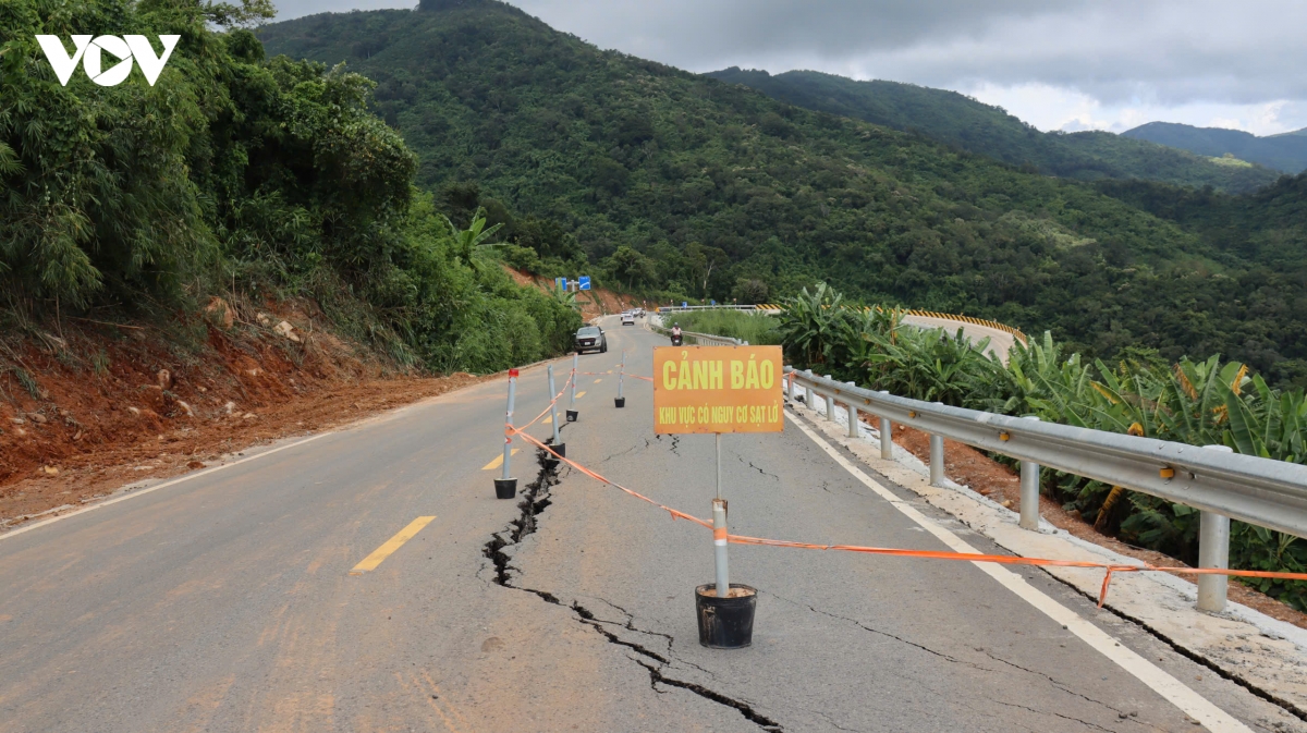 can canh quoc lo 28b qua deo Dai ninh nut toac, sut lun hinh anh 1