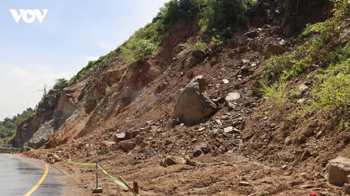 can canh quoc lo 28b qua deo Dai ninh nut toac, sut lun hinh anh 10