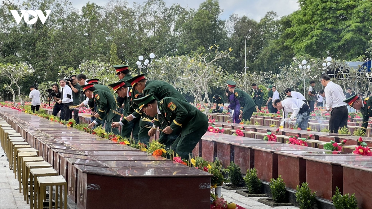 xuc dong le truy dieu, an tang hai cot liet si tai hai phong, can tho va tuyen quang hinh anh 36