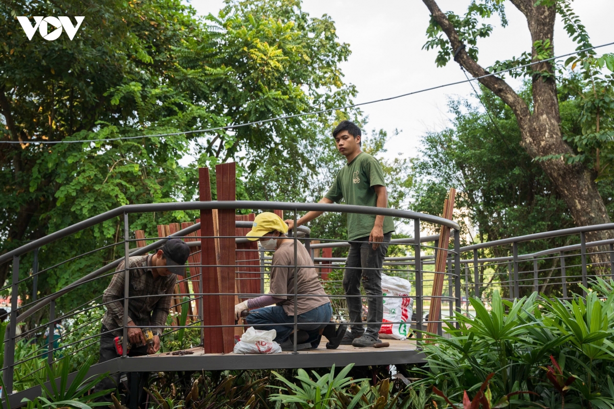 can canh khong gian dai lua ky uc dang duoc lap dat ben ho hoan kiem hinh anh 3