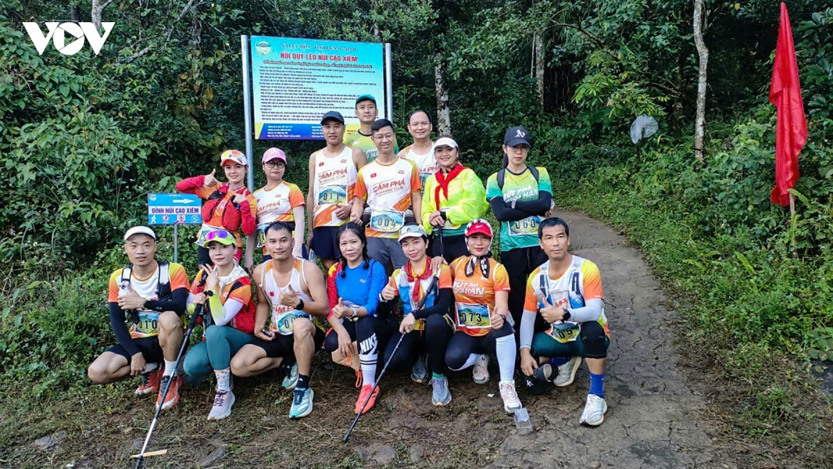 gan 700 nguoi chinh phuc dinh cao xiem - camping don mua vang luc hon quang ninh hinh anh 1