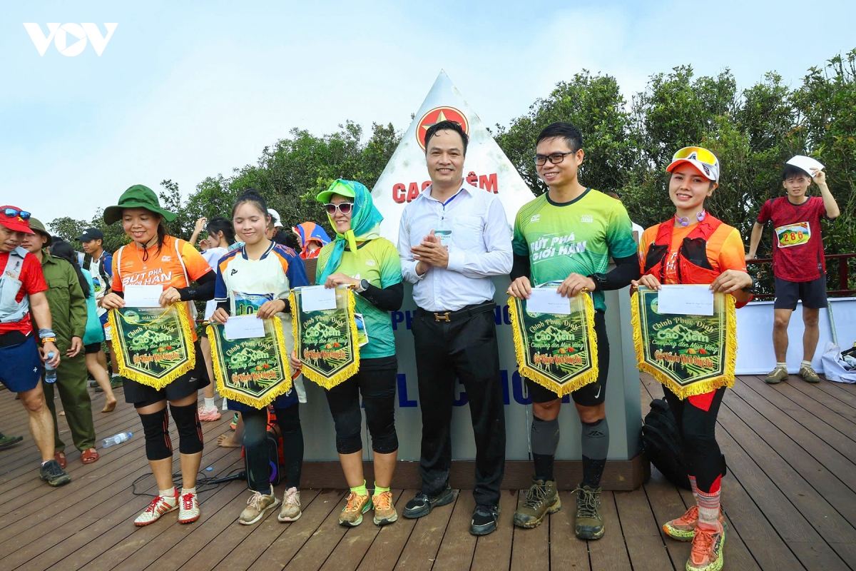 gan 700 nguoi chinh phuc dinh cao xiem - camping don mua vang luc hon quang ninh hinh anh 10