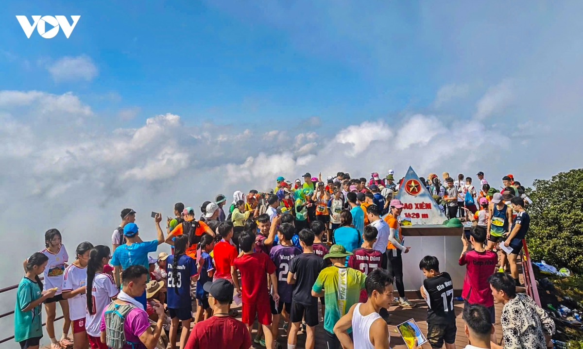 gan 700 nguoi chinh phuc dinh cao xiem - camping don mua vang luc hon quang ninh hinh anh 11