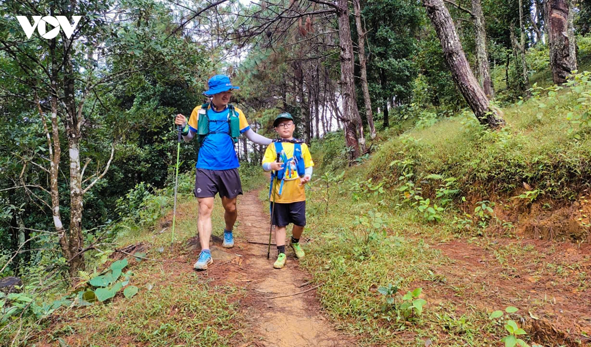 gan 700 nguoi chinh phuc dinh cao xiem - camping don mua vang luc hon quang ninh hinh anh 3