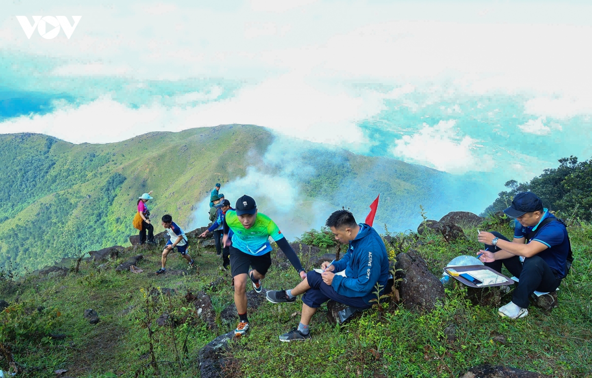 gan 700 nguoi chinh phuc dinh cao xiem - camping don mua vang luc hon quang ninh hinh anh 5