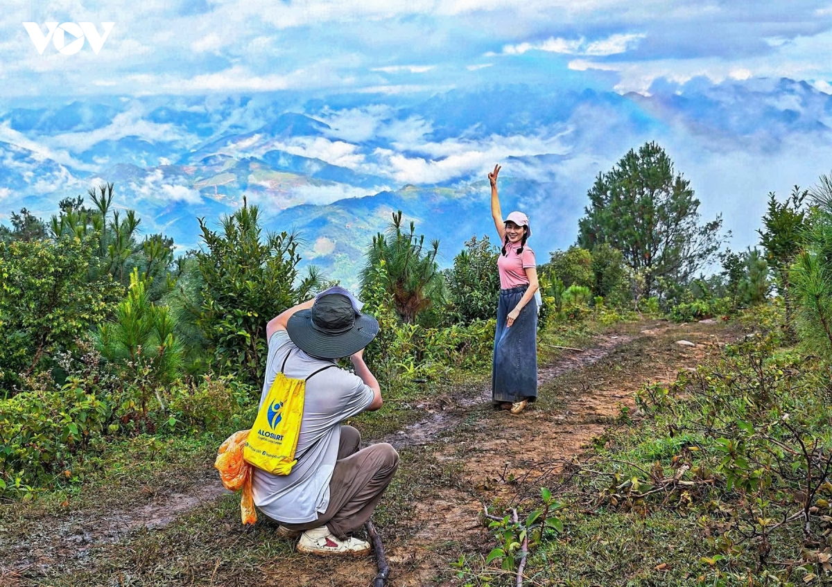 gan 700 nguoi chinh phuc dinh cao xiem - camping don mua vang luc hon quang ninh hinh anh 6