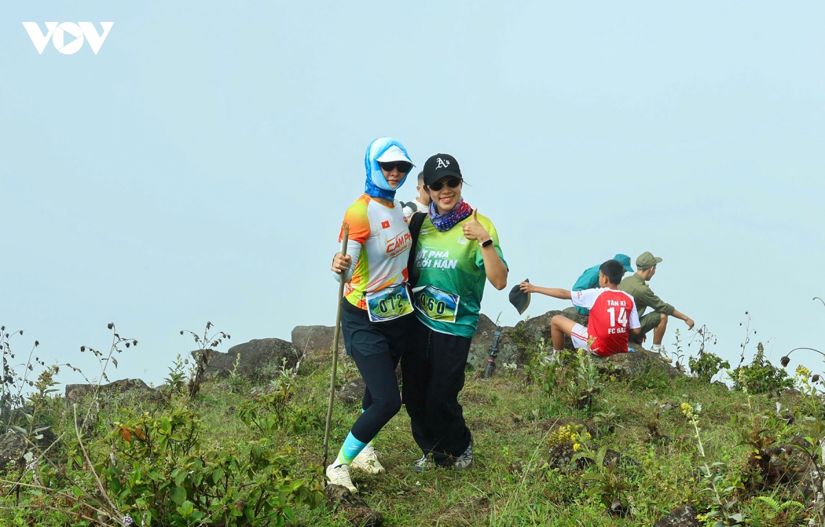 gan 700 nguoi chinh phuc dinh cao xiem - camping don mua vang luc hon quang ninh hinh anh 7