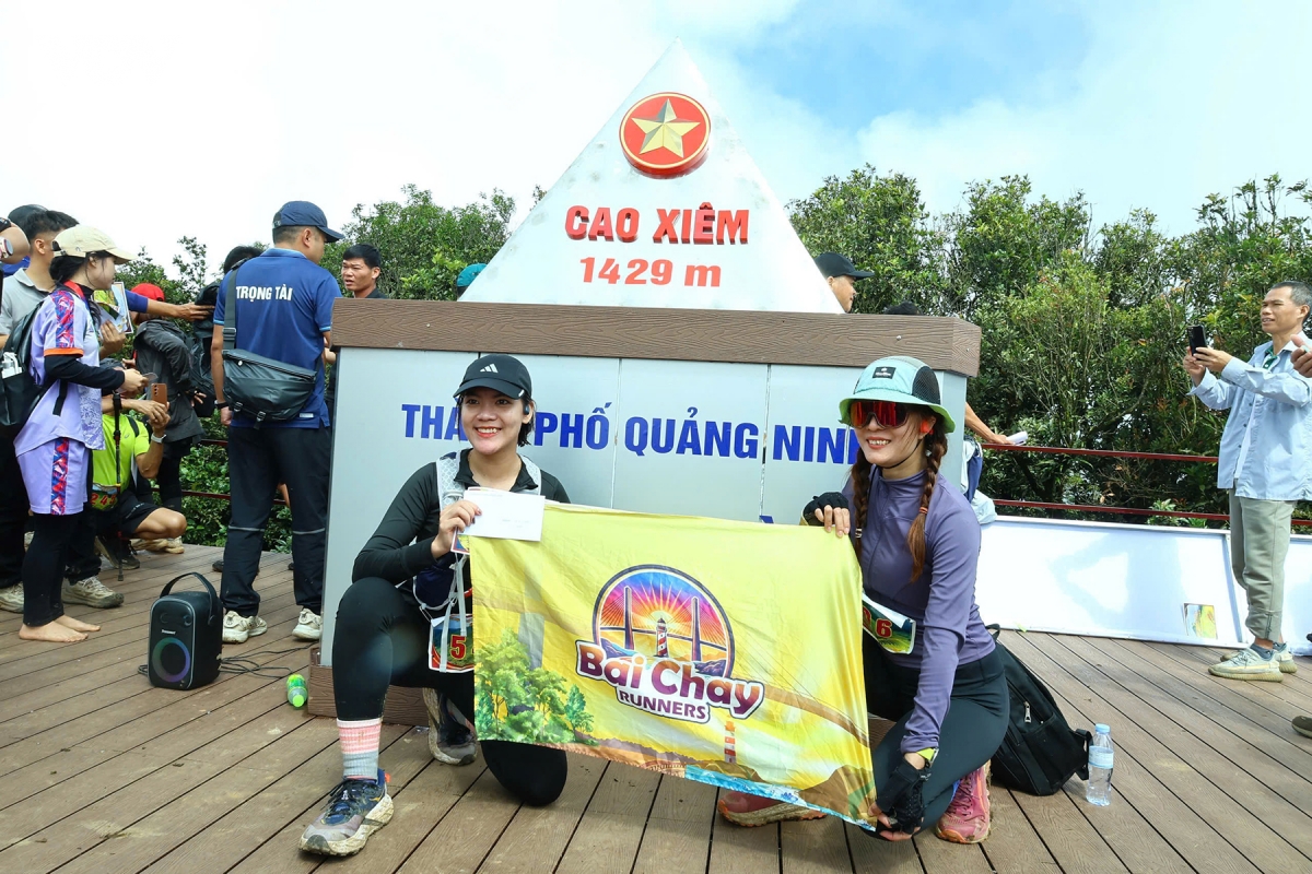 gan 700 nguoi chinh phuc dinh cao xiem - camping don mua vang luc hon quang ninh hinh anh 9