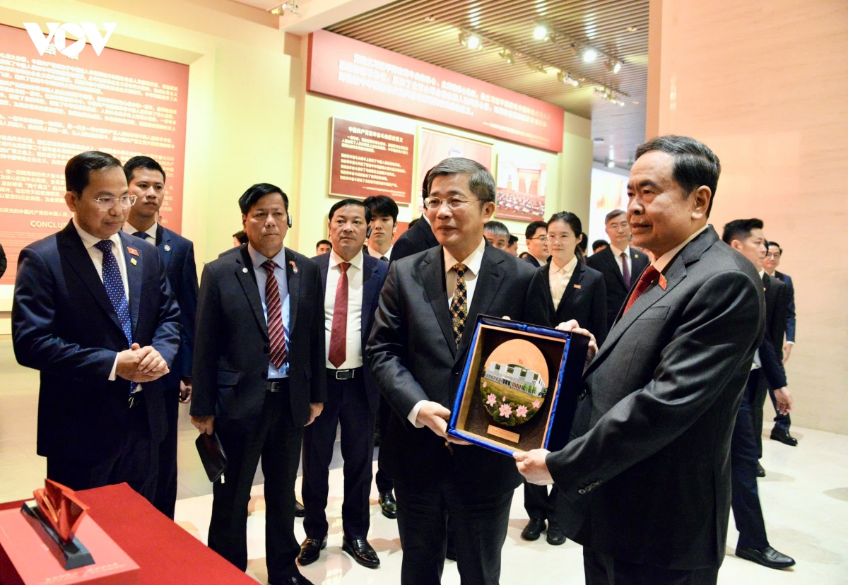 chu tich quoc hoi tham quan bao tang lich su Dang cong san trung quoc hinh anh 2