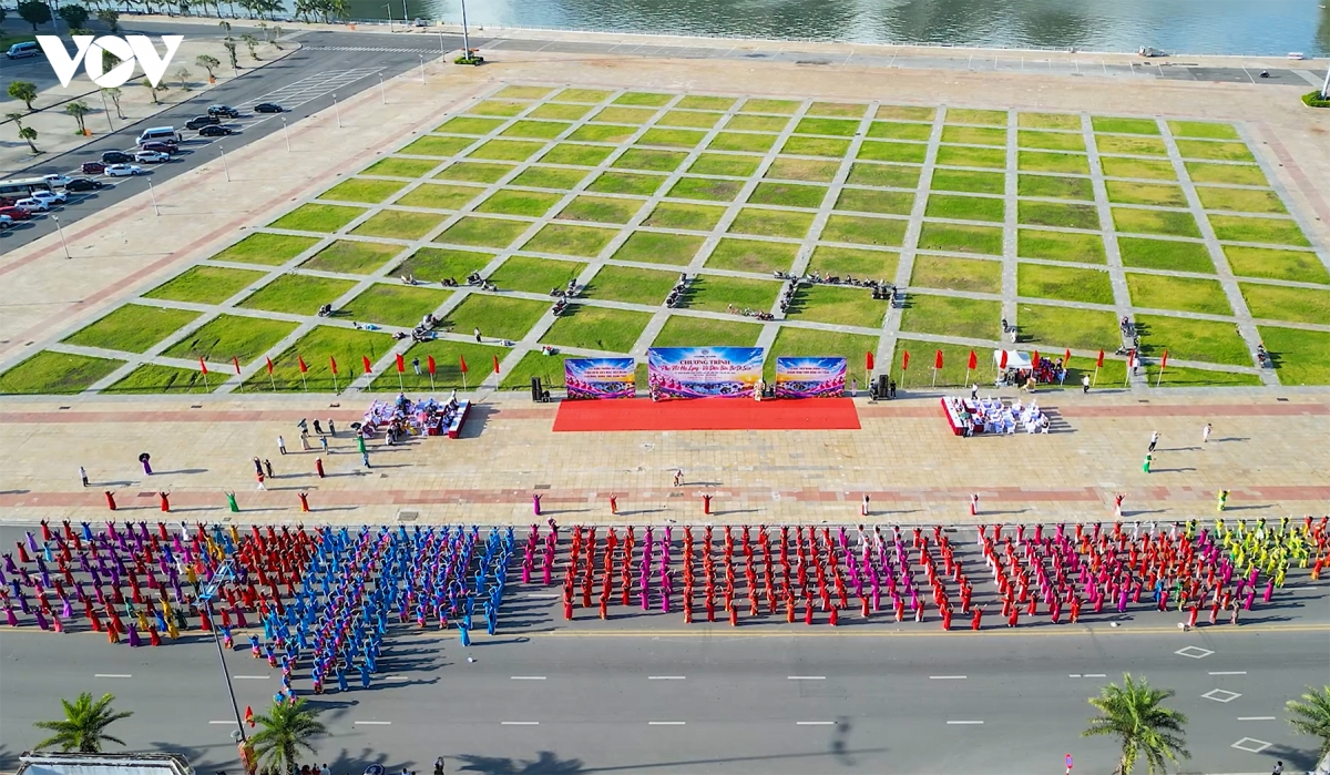 1.200 ta ao dai hoa nhip dan vu ben bo di san ha long hinh anh 3