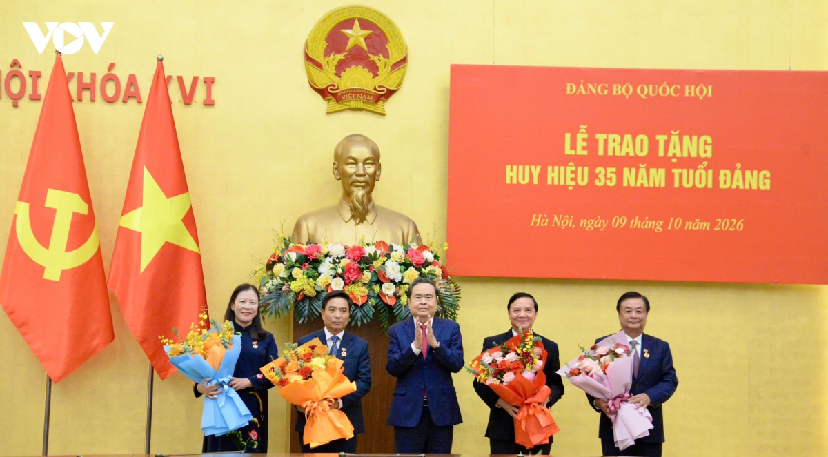 chu tich quoc hoi tran thanh man du le trao tang huy hieu 35 tuoi Dang hinh anh 2