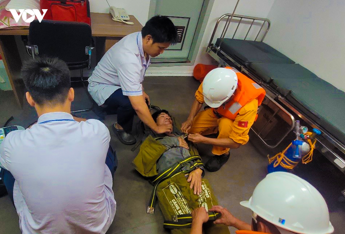 bac si vuot bien cuu ngu dan nghi bi nhoi mau co tim tren tau ca ngoai khoi xa hinh anh 3
