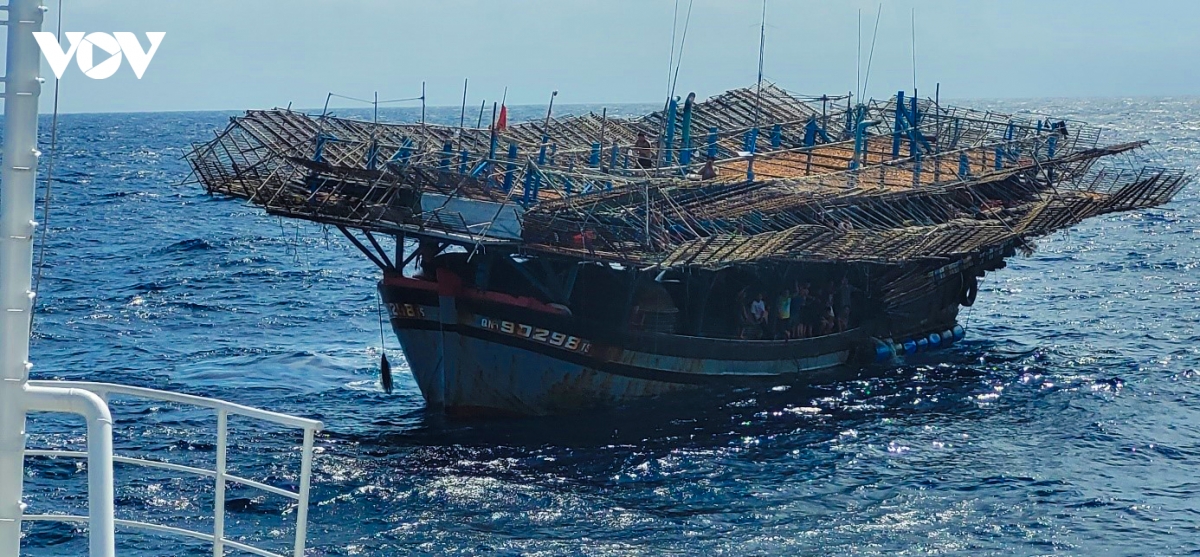 Bác sĩ vượt biển cứu ngư dân nghi bị nhồi máu cơ tim trên tàu cá ngoài khơi xa