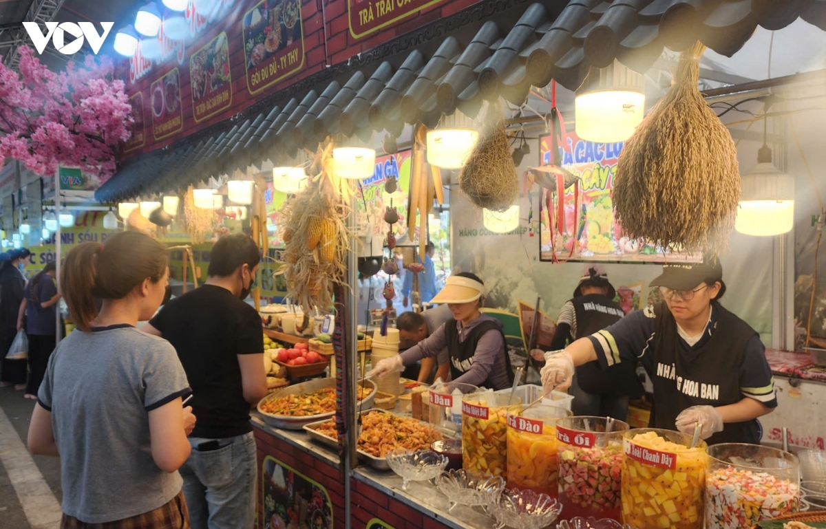 Người Sơn La thích thú khám phá "food tour" tại Lễ hội Cà phê