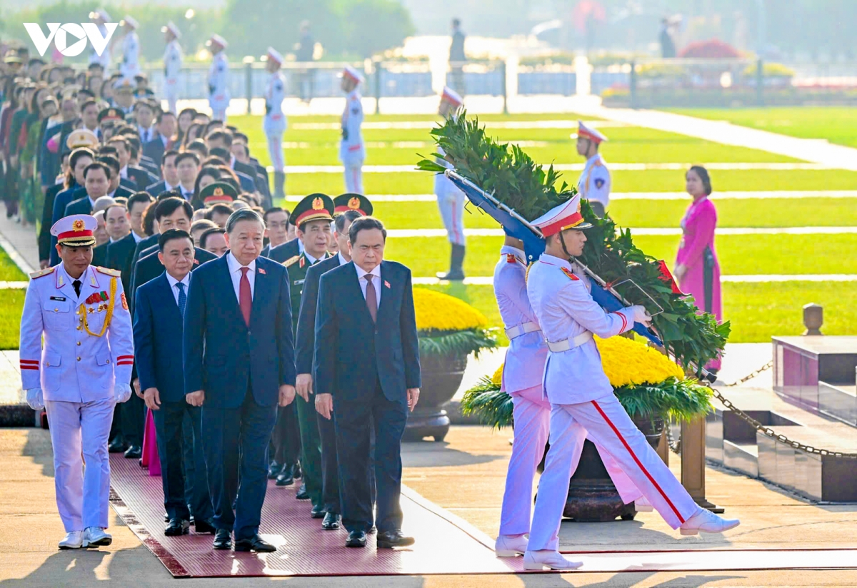 lanh dao Dang, nha nuoc va cac dai bieu quoc hoi vao lang vieng chu tich ho chi minh hinh anh 1