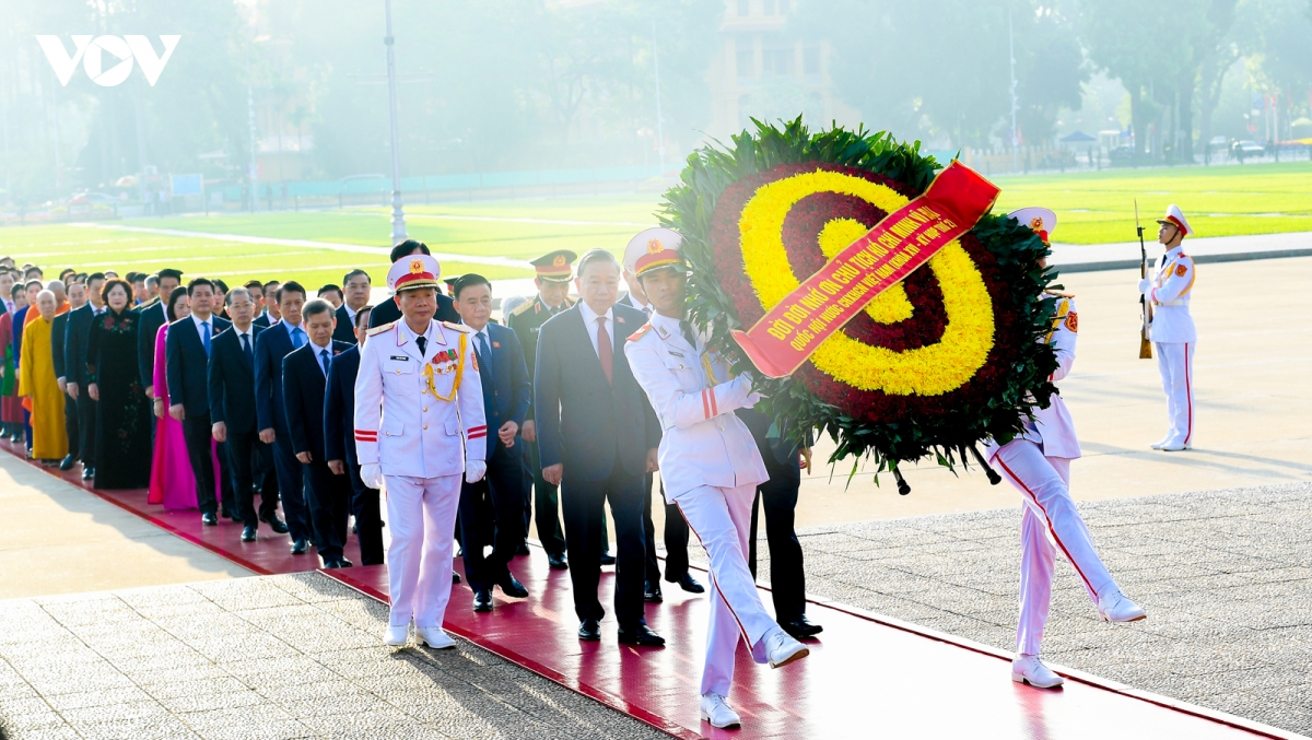 lanh dao Dang, nha nuoc va cac dai bieu quoc hoi vao lang vieng chu tich ho chi minh hinh anh 2