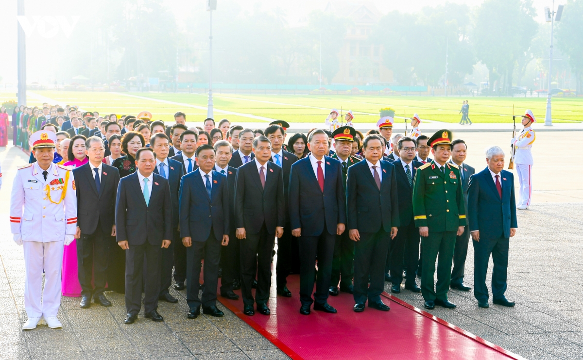 lanh dao Dang, nha nuoc va cac dai bieu quoc hoi vao lang vieng chu tich ho chi minh hinh anh 3