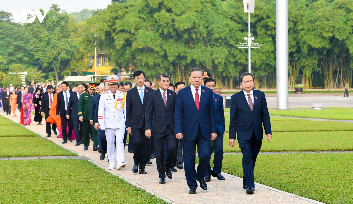 lanh dao Dang, nha nuoc va cac dai bieu quoc hoi vao lang vieng chu tich ho chi minh hinh anh 9