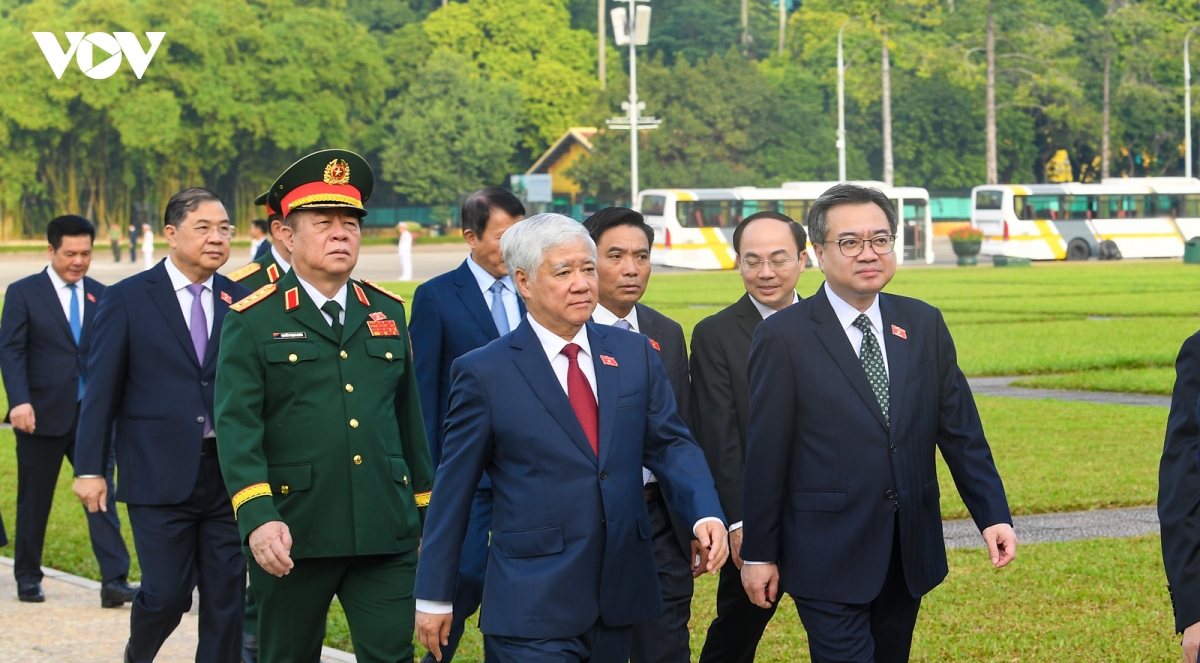 lanh dao Dang, nha nuoc va cac dai bieu quoc hoi vao lang vieng chu tich ho chi minh hinh anh 10