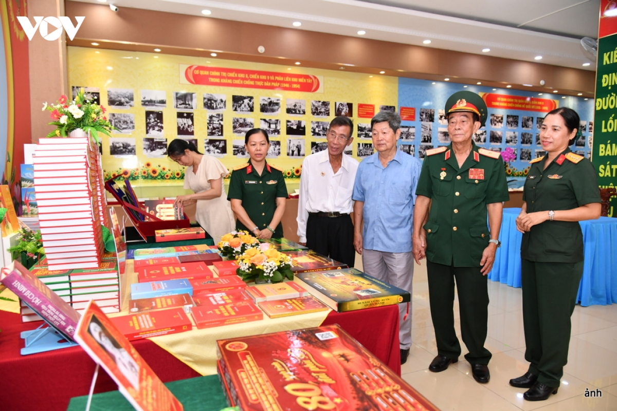 trien lam chuyen de 80 nam vung buoc duoi co Dang quang vinh hinh anh 4