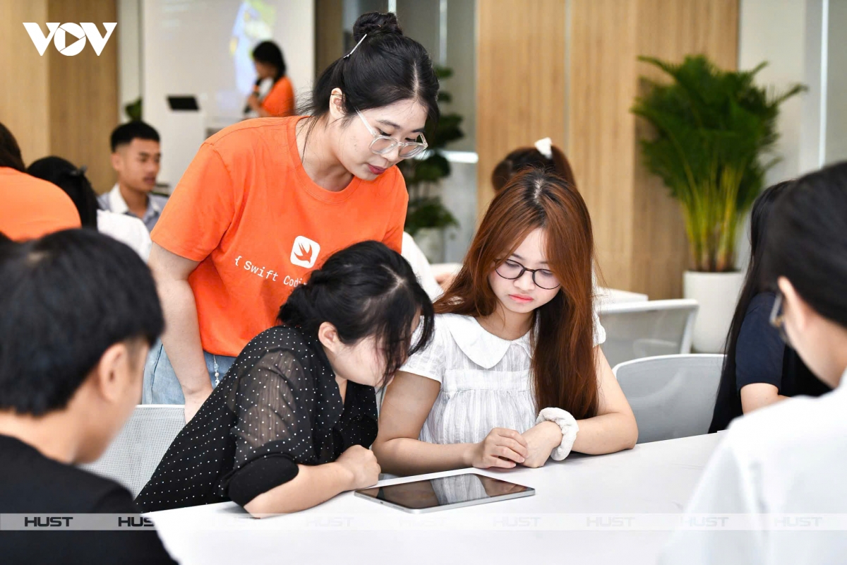 Lạm phát điểm số: Ai bảo đảm giá trị tấm bằng giỏi, xuất sắc?