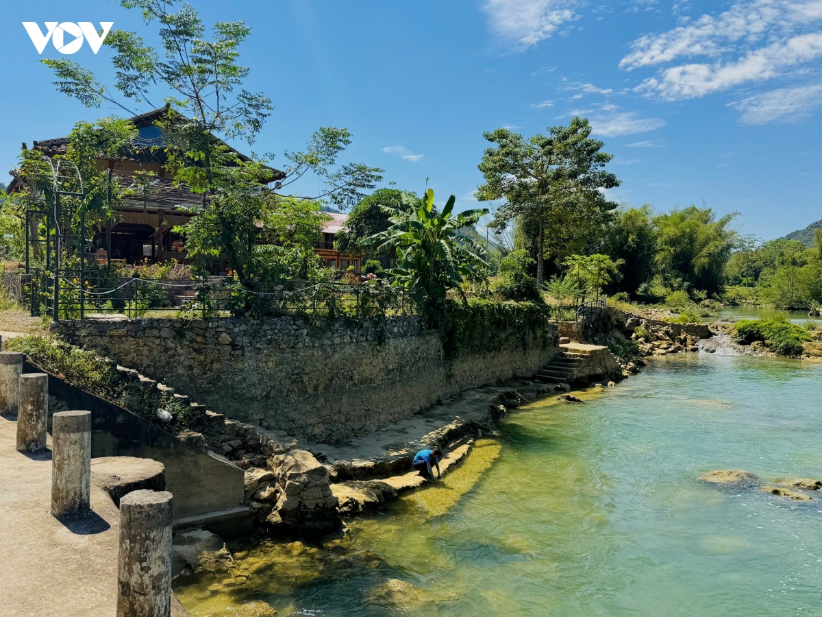 nguoi tre tro ve que huong lam du lich, gin giu van hoa o cao bang hinh anh 3