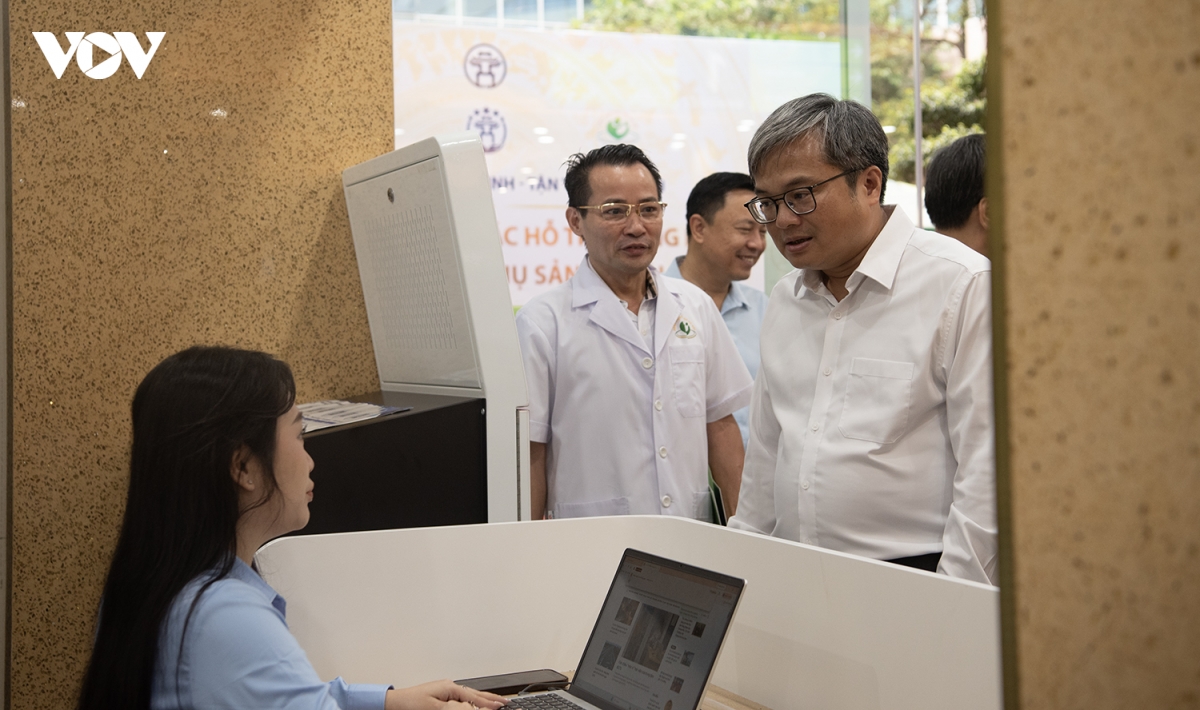 con vua chao doi, bo lam thu tuc khai sinh trong 10 phut ngay tai vien hinh anh 12