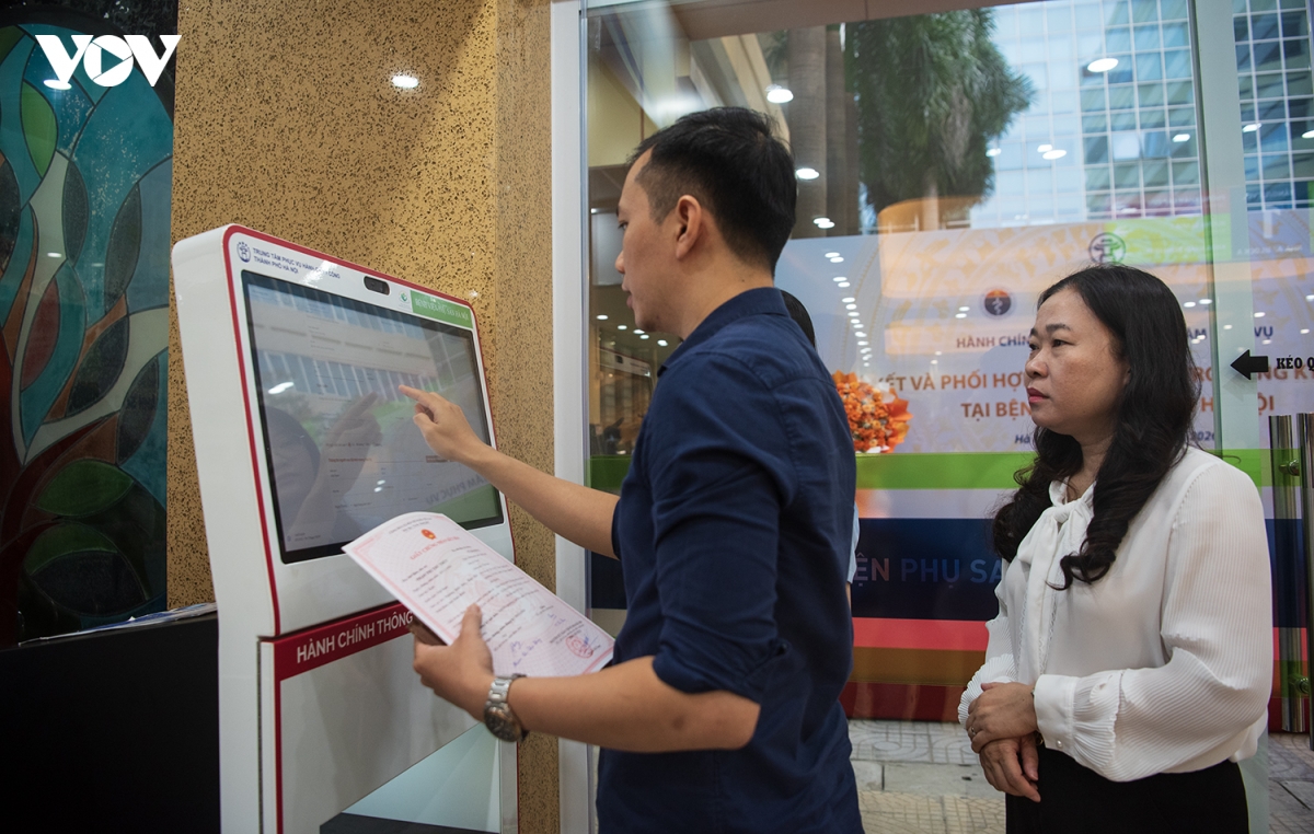 con vua chao doi, bo lam thu tuc khai sinh trong 10 phut ngay tai vien hinh anh 3