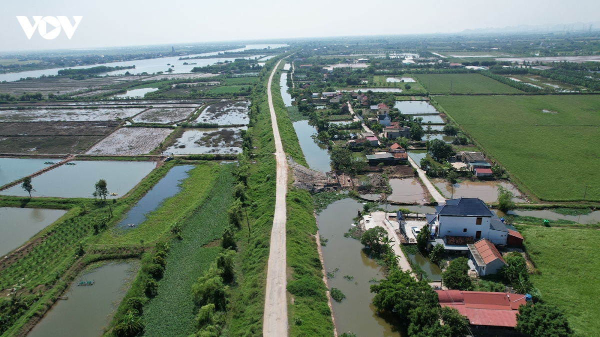 nguoi dan thap thom lo au khi de huu Day qua ninh binh nut toac giua mua mua bao hinh anh 1