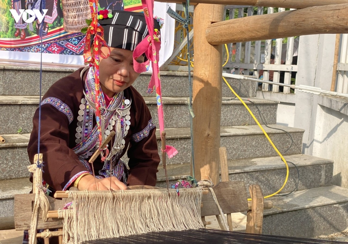 gin giu hon van hoa dan toc lu o lai chau hinh anh 2