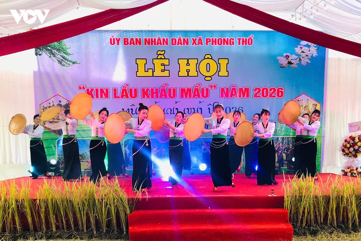 theo nhip chay khua luong, vui hoi kin lau khau mau cua nguoi thai trang lai chau hinh anh 2