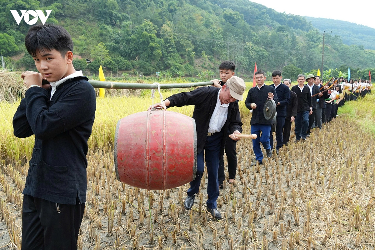 theo nhip chay khua luong, vui hoi kin lau khau mau cua nguoi thai trang lai chau hinh anh 3