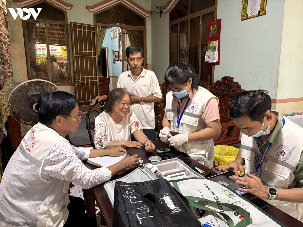 Đội bác sĩ TP.HCM đi tìm bệnh nhân để quản lý sức khỏe tại nhà