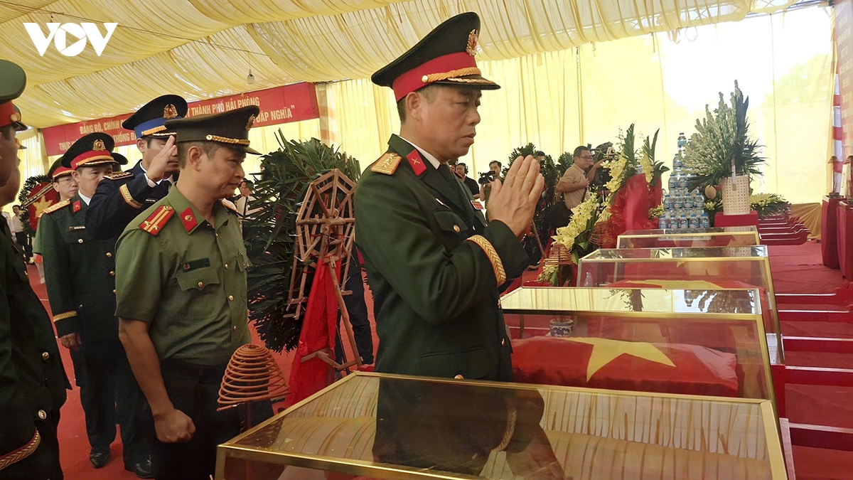 le vieng, truy dieu va an tang 56 hai cot liet si va dong bao tu nan tai ma chia hinh anh 2