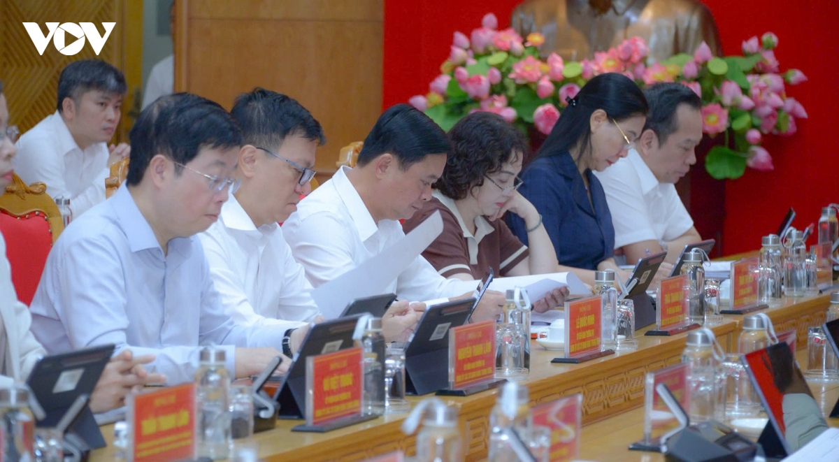 dong-chi-tran-cam-tu-chu-tri-hoi-nghi-3_1.jpg