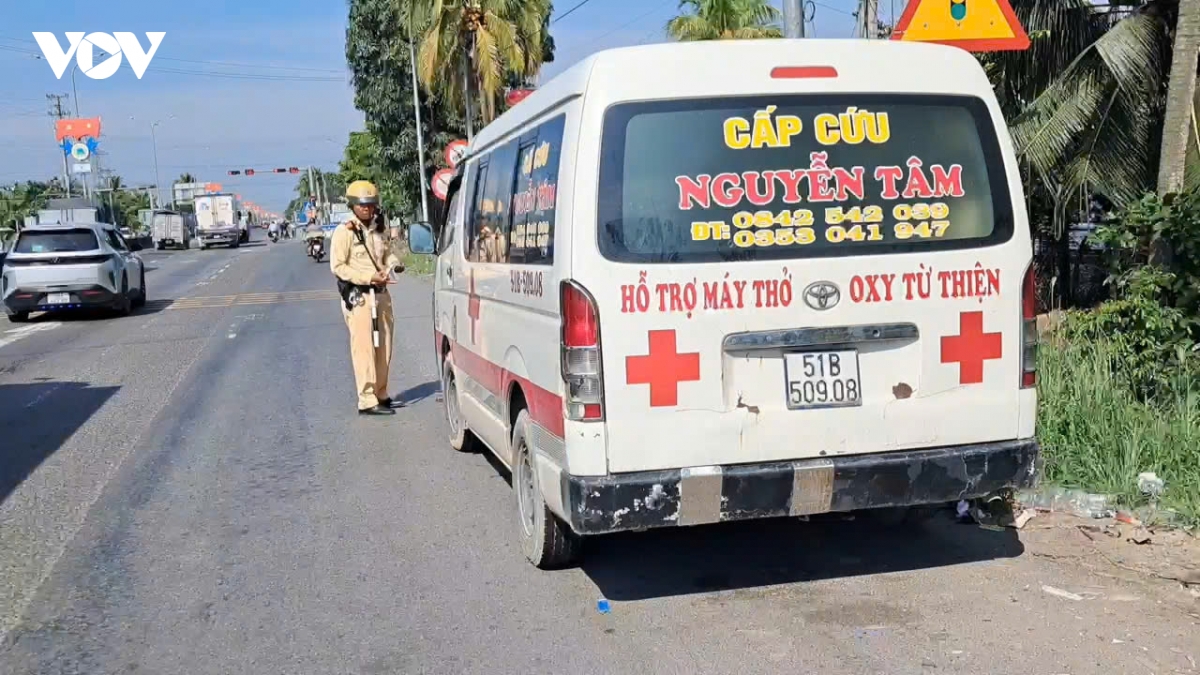 Dong thap xu ly tai xe xe cuu thuong khong bang lai, xe chua kiem dinh hinh anh 2