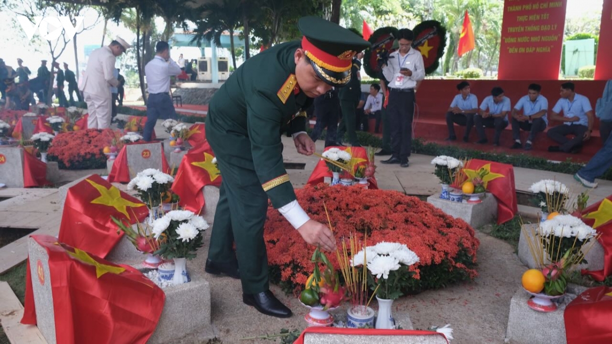 nghia tinh sau nang noi nghia trang liet si hinh anh 4