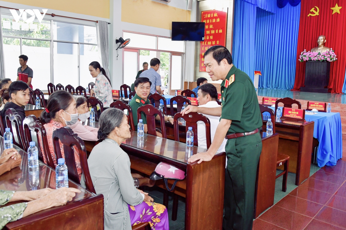 Đại tướng Nguyễn Tân Cương tiếp xúc cử tri, tặng quà tại Đồng Tháp