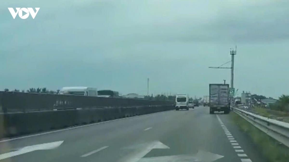 Dong thap xu ly tai xe tu y dung phuong tien tren duong cao toc hinh anh 1