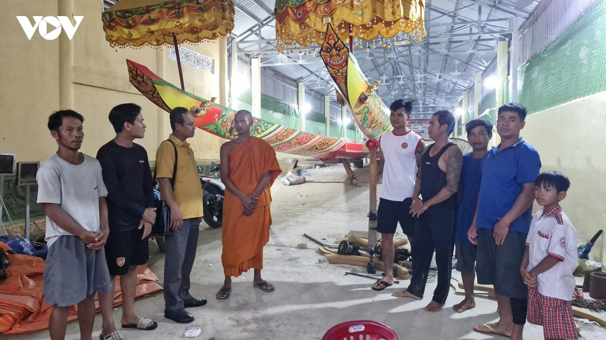 ron rang chuan bi mua le hoi Ooc om boc - dua ghe ngo hinh anh 2